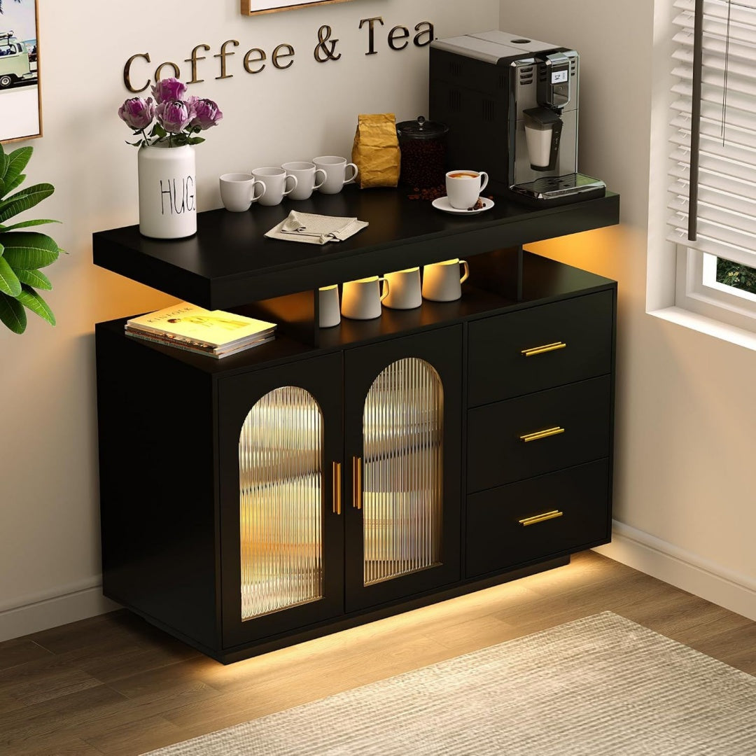 LED Beleuchtung und Schubladen an dem Sideboard