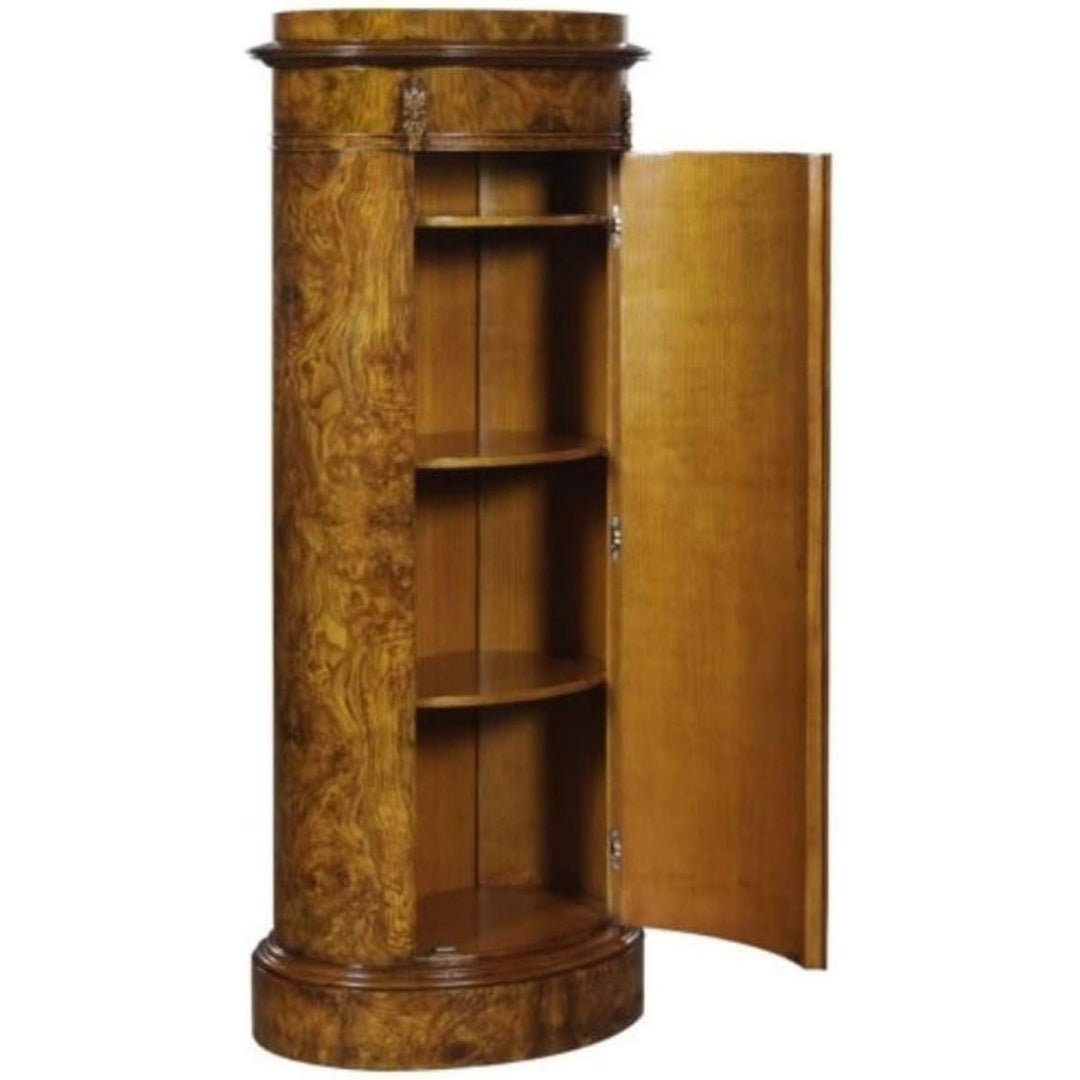 Geschlossener Stauraum praegt das Sideboard in Hellbraun