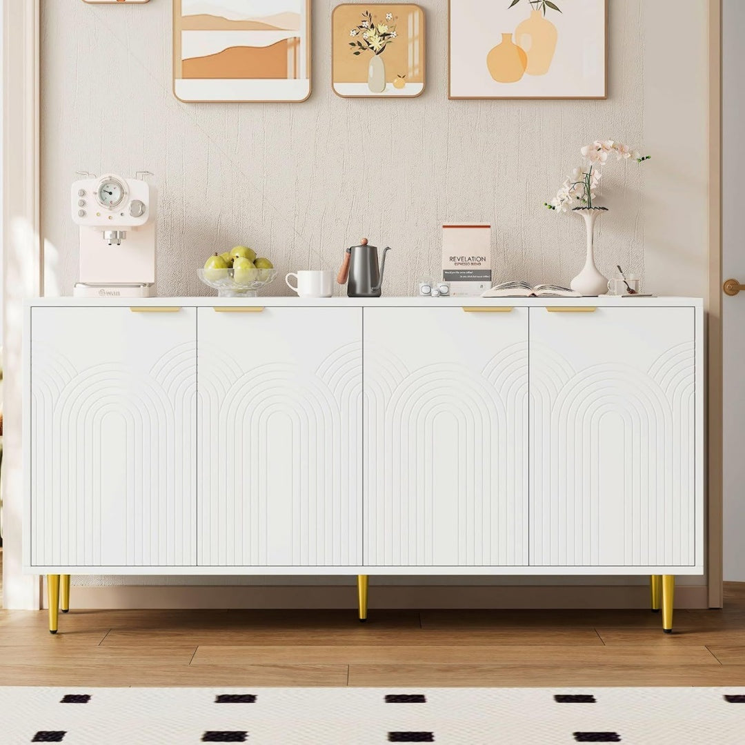 Sanft schliessende Fronten treffen auf glaenzende Oberflaechen an dem Sideboard