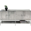 Sideboard verbindet einen Spiegel und Glasablagen