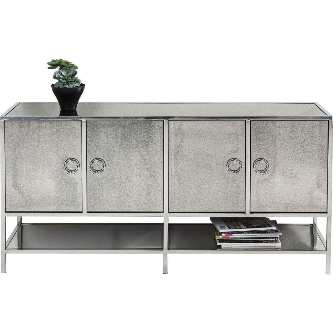 Sideboard verbindet einen Spiegel und Glasablagen