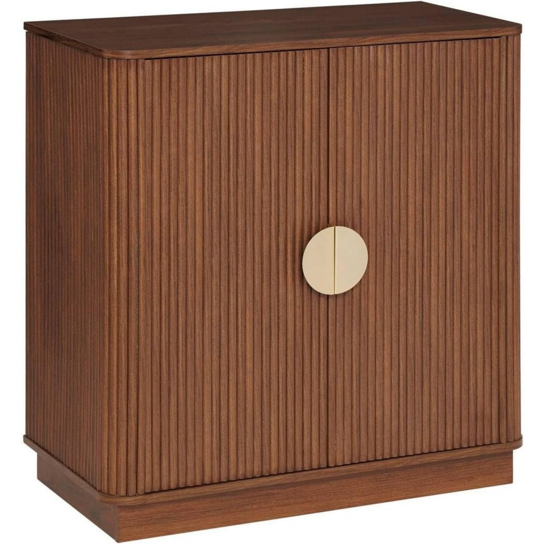 Sideboard verbindet Holzoptik und goldfarbene Griffe