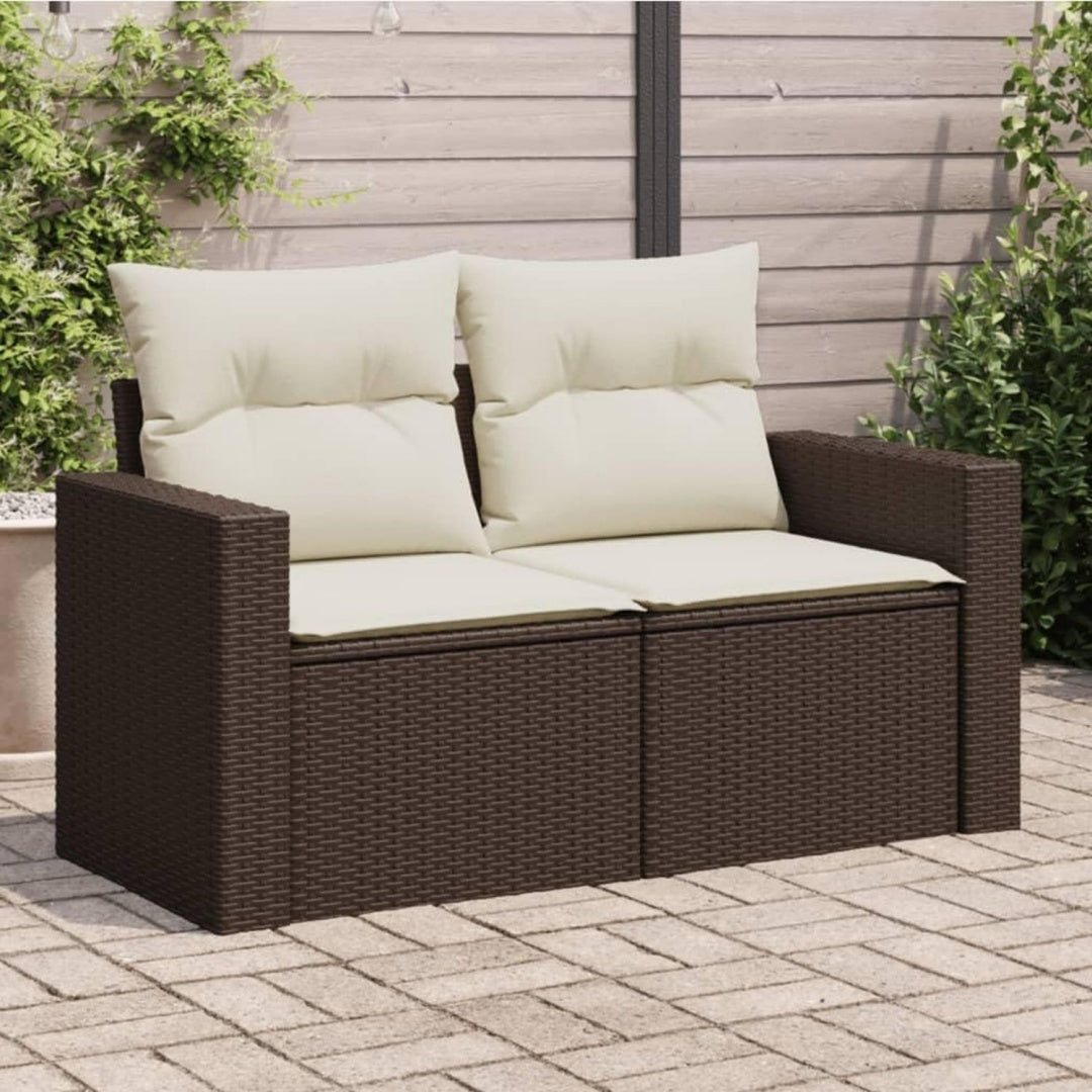 Sofa mit Flechtoptik und weichen Polstern
