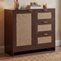 Das Sideboard vereint beschichtete Flaechen mit goldfarbenen Griffen