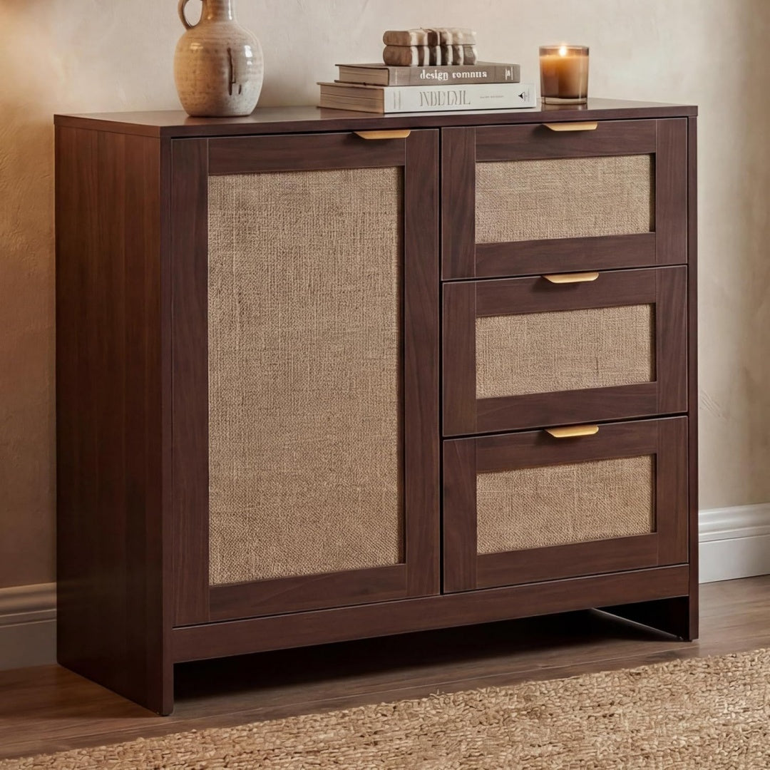 Das Sideboard vereint beschichtete Flaechen mit goldfarbenen Griffen