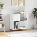 Glaenzende Oberflaechen an dem Sideboard