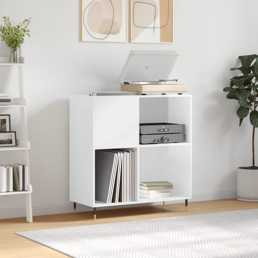 Glaenzende Oberflaechen an dem Sideboard
