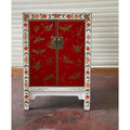 Weiss und Rot und Gold bestimmt die Farbgebung von dem Sideboard