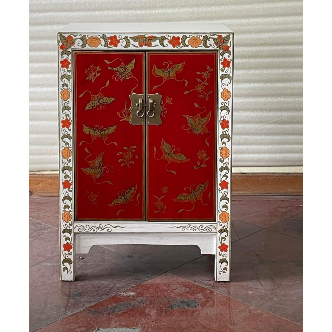 Weiss und Rot und Gold bestimmt die Farbgebung von dem Sideboard