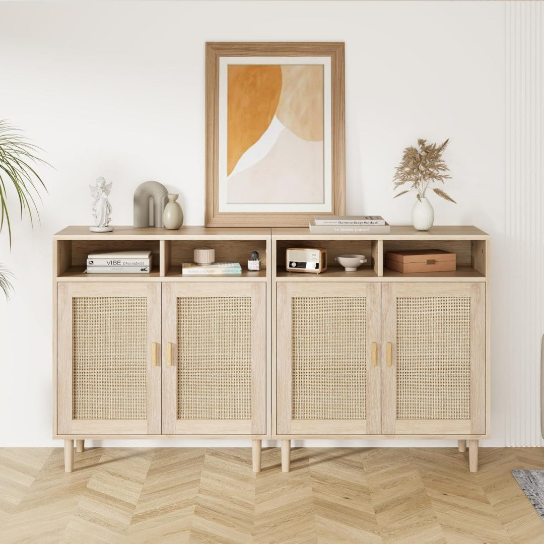 Holzbeine und offene Ablagen bestimmen das Sideboard