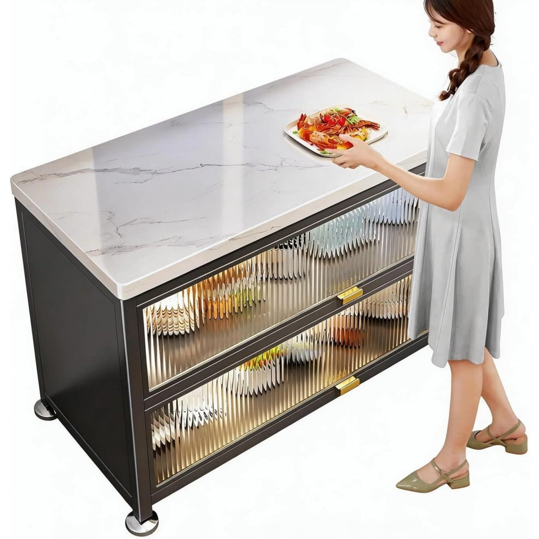 Das Sideboard zeigt offene Ablagen in Schwarz