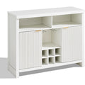 Goldfarbene Griffe bestimmen das Erscheinungsbild von dem Sideboard