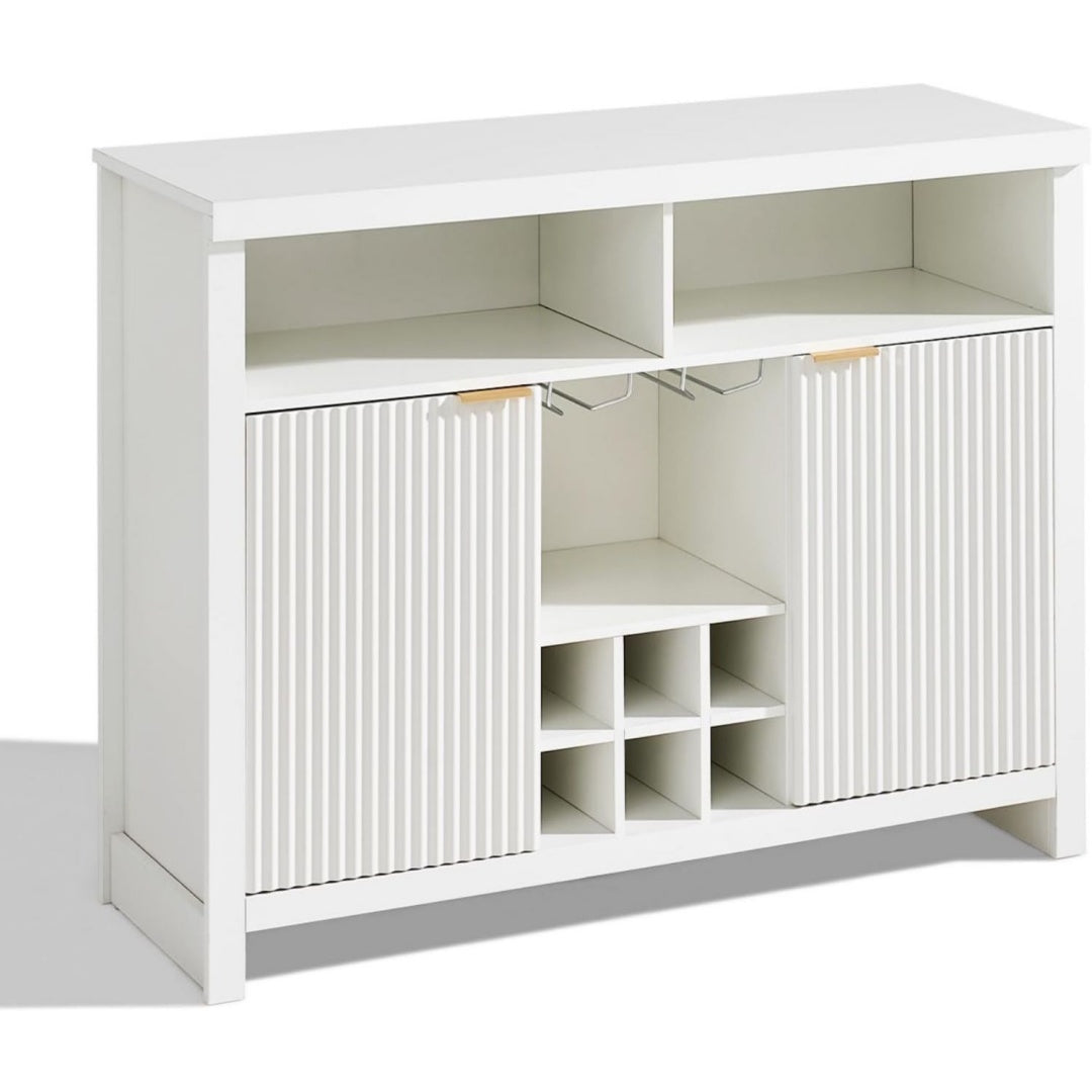 Goldfarbene Griffe bestimmen das Erscheinungsbild von dem Sideboard