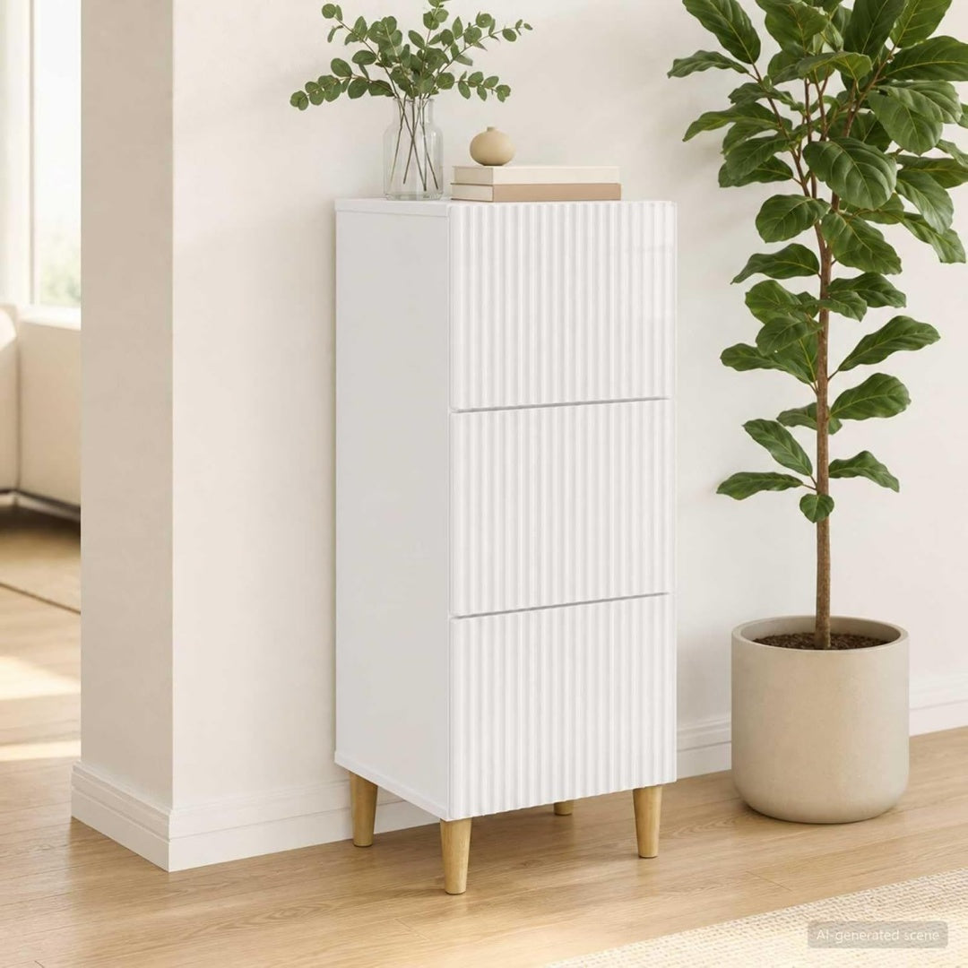 Schubladen und glaenzende Oberflaechen bestimmen das Sideboard