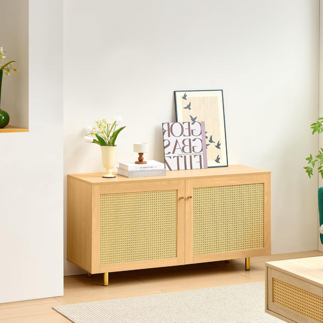 Flechtoptik und goldfarbene Griffe an dem Sideboard