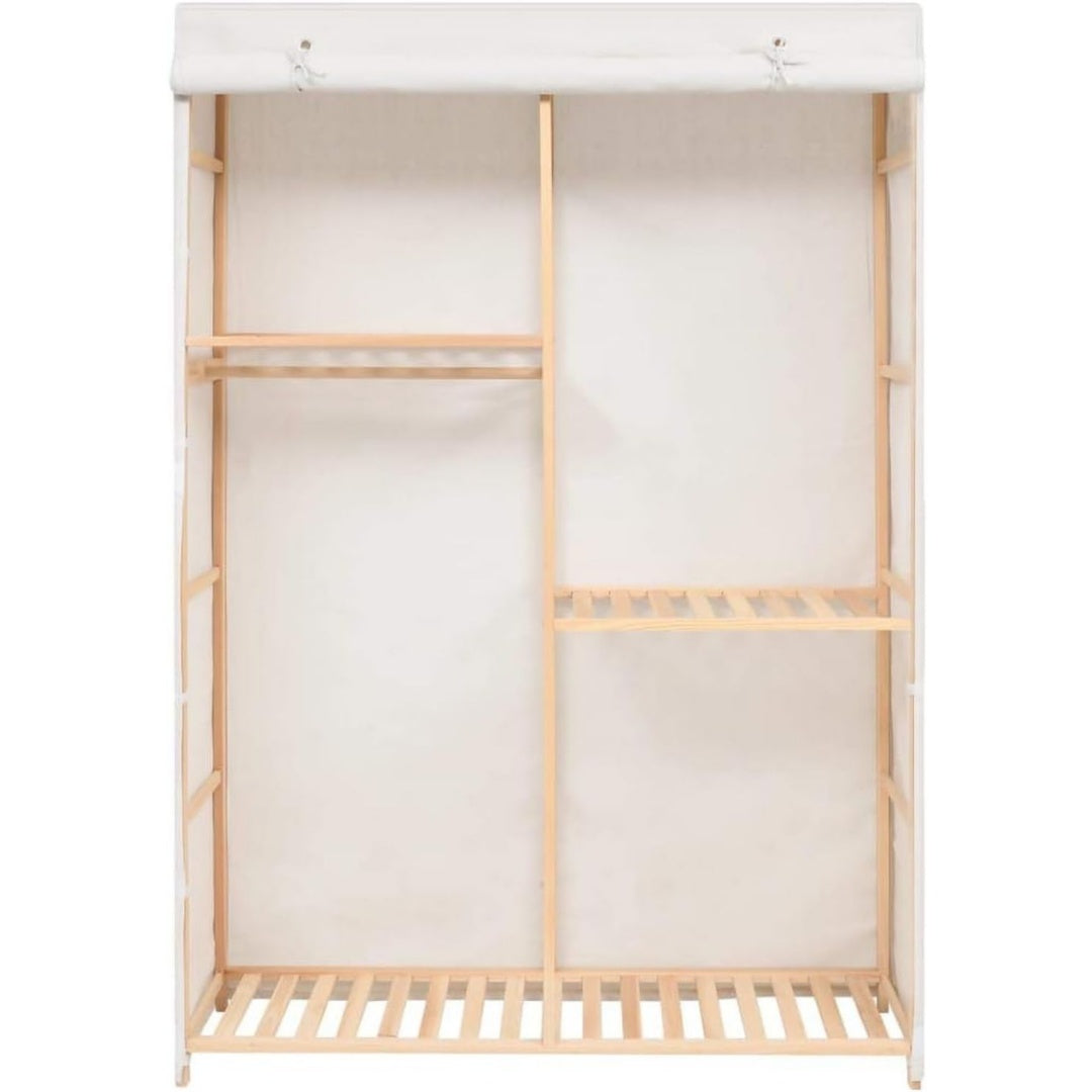 Der Kleiderschrank nimmt mit 110 x 40 x 170 cm Gestalt an